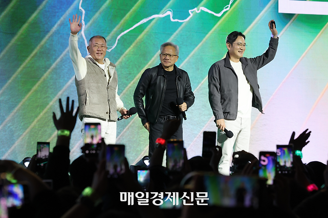 젠슨 황 엔비디아 최고경영자(가운데)와 이재용 삼성전자 회장(오른쪽), 정의선 현대차그룹 회장이 30일 서울 코엑스에서 열린 엔비디아의 그래픽카드(GPU) ‘지포스’ 출시 25주년 행사에서 단상에 올라 인사를 하고 있다. <공동취재단>