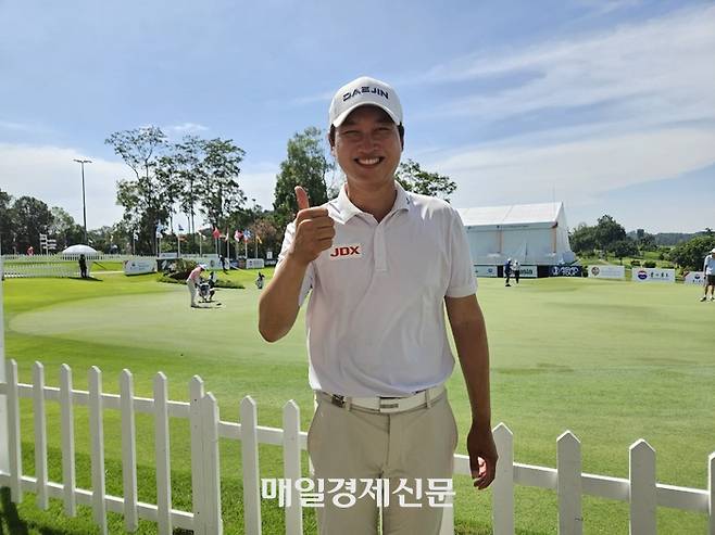 왕정훈이 8일 싱가포르 아일랜드 컨트리클럽에서 열린 아시안투어 마오타이 싱가포르 오픈 3라운드를 마친 뒤 포즈를 취하고 있다. 김지한 기자