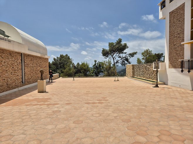 자코메티 조각이 있는 안뜰. ©김슬기