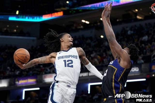 멤피스는 이살로 감독 경질보다는 모란트 트레이드에 더 무게를 두고 있는 것으로 보인다. 내부 분열 문제가 해결되지 않는다면 결국 모란트가 멤피스를 떠날 가능성이 큰 상황이다. 사진=AFPBBNews=News1