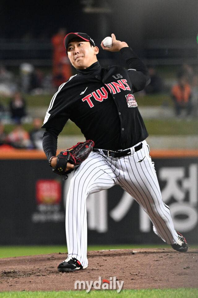 29일 대전 한화생명 볼파크 야구장에서 열린 '2025 신한 SOL 뱅크 KBO 한국시리즈 3차전' LG 트윈스와 한화 이글스 경기. LG 선발 손주영이 힘차게 투구하고 있다./마이데일리