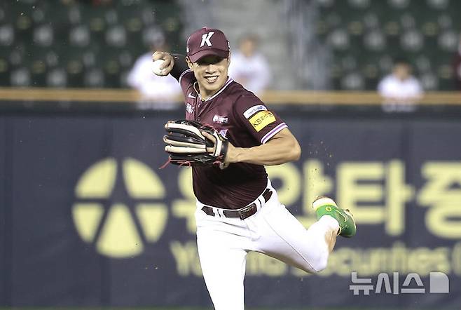 [서울=뉴시스] 정병혁 기자 = 16일 서울 송파구 잠실야구장에서 열린 2025 KBO리그 키움 히어로즈 대 두산 베어스의 경기, 7회말 무사 주자없는 상황 두산 김인태 땅볼 때 키움 3루수 송성문이 타구를 1루에 던지고 있다. 2025.09.16. jhope@newsis.com