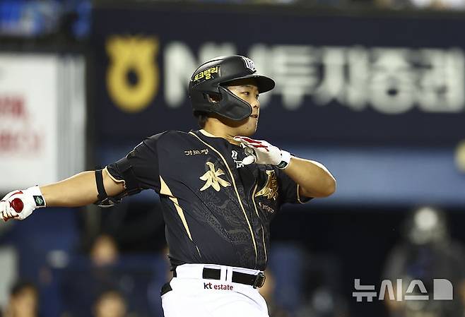 [서울=뉴시스] 김근수 기자 = 11일 서울 송파구 잠실야구장에서 열린 2025 KBO리그 KT 위즈 대 LG 트윈스의 경기, 7회초 1사 주자 1,3루 상황에서 KT 강백호가 1타점 적시타를 치고 있다. 2025.09.11. ks@newsis.com