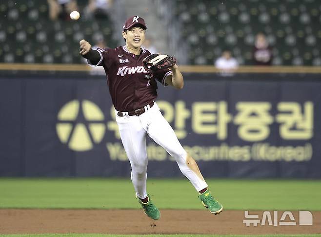 [서울=뉴시스] 정병혁 기자 = 16일 서울 송파구 잠실야구장에서 열린 2025 KBO리그 키움 히어로즈 대 두산 베어스의 경기, 7회말 무사 주자없는 상황 두산 김인태 땅볼 때 키움 3루수 송성문이 타구를 1루에 던지고 있다. 2025.09.16. jhope@newsis.com