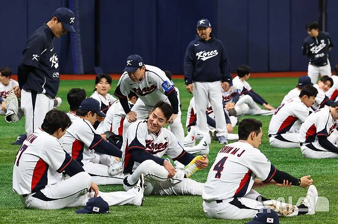 [서울=뉴시스] 최진석 기자 = 야구 국가대표팀 안현민이 4일 서울 고척스카이돔에서 열린 훈련에서 몸을 풀고 있다. 2025.11.04. myjs@newsis.com