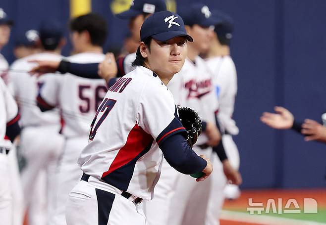 [서울=뉴시스] 이영환 기자 = 야구 대표팀 곽빈이 7일 오후 서울 구로구 고척스카이돔에서 열린 훈련에서 몸을 풀고 있다.내년 3월에 열리는 월드베이스볼클래식(WBC)을 대비하기 위해 대표팀은 오는 8일~9일체코, 15일~16일 일본과 평가전을 치른다. 2025.11.07. 20hwan@newsis.com