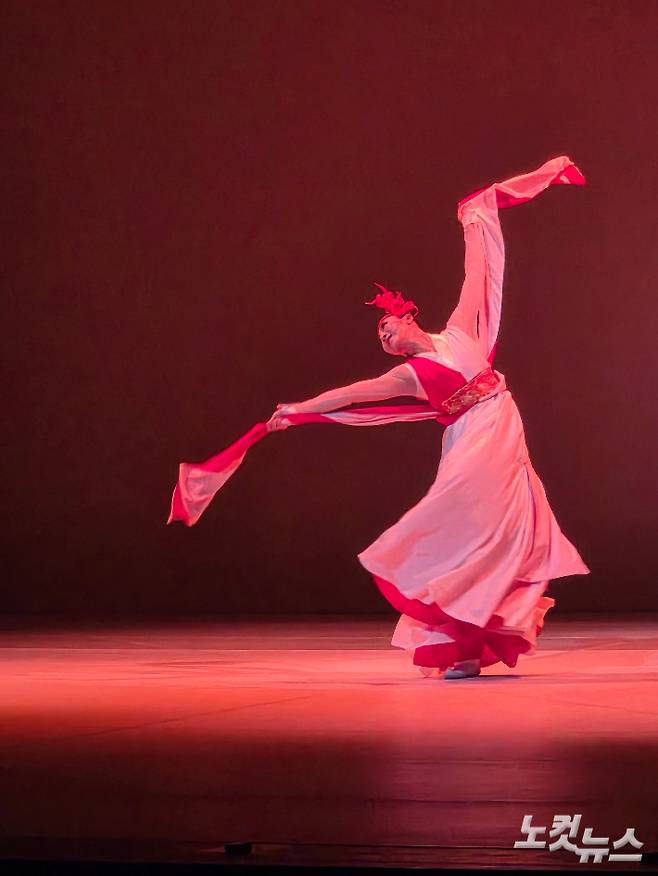 무당춤을 재해석한 '미메시스' 7장 불의 즉흥의 한 장면. 곽인숙 기자