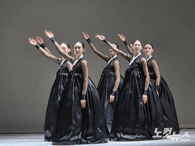 맨손살풀이를 재해석한 '미메시스' 5장 '허공의 흔적'의 한 장면. 곽인숙 기자