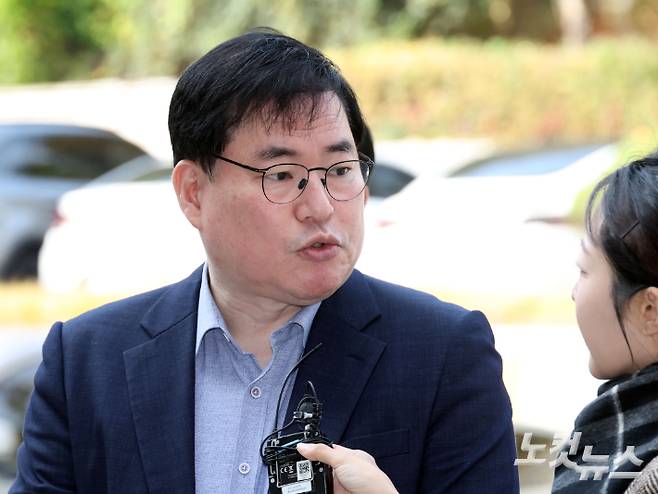 대장동 개발 비리 의혹으로 재판에 넘겨진 유동규 전 성남도시개발공사 본부장이 31일 서울 서초구 중앙지법에서 열린 1심 선고공판에 출석하며 입장을 밝히고 있다. 황진환 기자