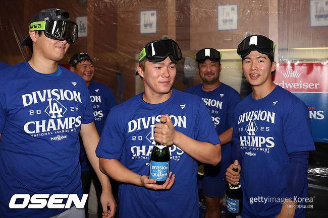 [사진] 다저스 야마모토(가운데)와 김혜성. ⓒGettyimages(무단전재 및 재배포 금지)