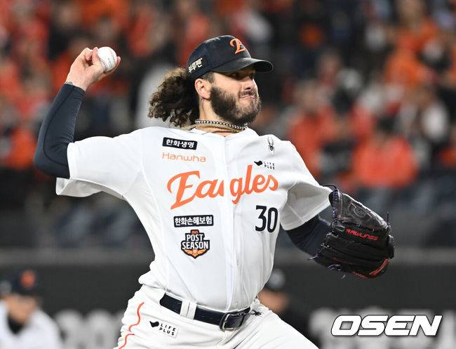 [OSEN=대전, 손용호 기자] 29일 대전 한화생명볼파크에서 2025 신한 SOL Bank KBO리그  한국시리즈 3차전 한화 이글스와 LG 트윈스의 경기가 열렸다.이날 경기에 한화는 폰세를, LG는 손주영을 선발투수로 내세웠다. 한화 선발투수 폰세가 역투하고 있다. 2025.10.29 /spjj@osen.co.kr