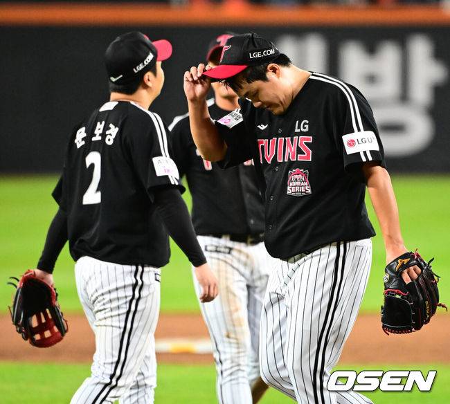 [OSEN=대전, 지형준 기자] 30일 대전 한화생명볼파크에서 2025 신한 SOL Bank KBO리그 포스트시즌 한국시리즈 4차전 한화 이글스와 LG 트윈스의 경기가 열렸다.이날 경기에 한화는 와이스를, LG는 치리노스를 선발투수로 내세웠다. 7회말 2사 2,3루에서 LG 장현식이 한화 문현빈에 2타점 중전 적시타를 허용하며 교체되고 있다. 2025.10.30 / jpnews@osen.co.kr