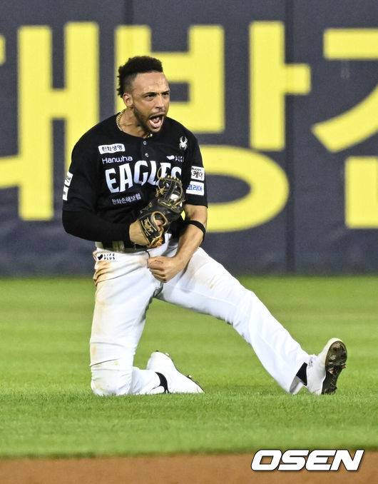 [OSEN=잠실, 조은정 기자] 연장 11회말 한화 중견수 리베라토가 두산 선두타자 박준순의 잘 맞은 타구에 호수비를 하고 있다. 2025.07.24 /cej@osen.co.kr