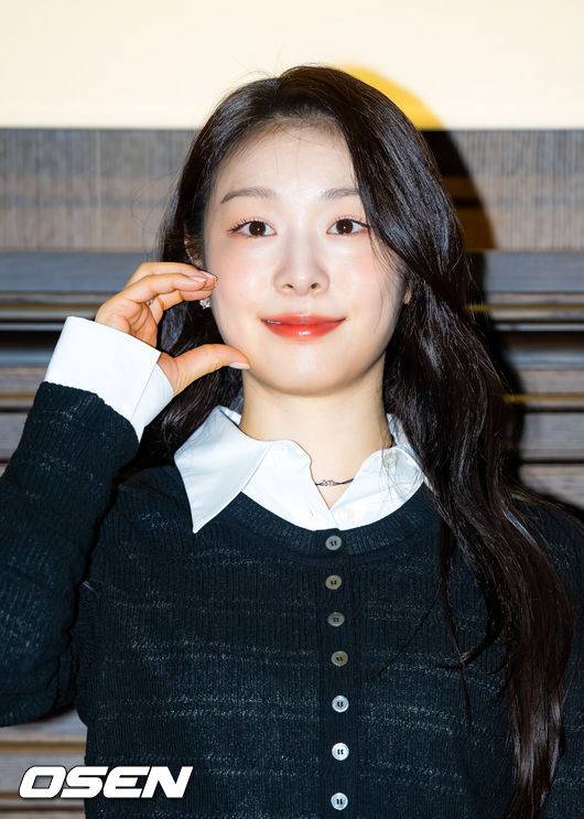 [OSEN=민경훈 기자] 16일 오후 서울 성동구에 위치한 한 스포츠 의류 브랜드 매장에서 포토콜 행사가 열렸다. 이 자리에는 싱어송라이터 겸 화가 마이큐, 야구선수 김혜성, 앰버서더 김연아가 참석했다.김연아가 포즈를 취하고 있다. 2024.10.16 / rumi@osen.co.kr