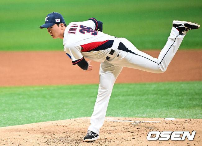 [OSEN=고척, 조은정 기자]8일 서울 구로구 고척스카이돔에서 ‘2025 NAVER K-BASEBALL SERIES’ 대한민국 야구 대표팀과 체코 야구 대표팀의 경기가 열렸다.한국은 8일과 9일 2025 K-베이스볼 시리즈 체코 대표팀과의 2경기를 시작으로 15일과 16일 양일에 걸쳐 도쿄돔에서 일본 대표팀과 2경기를 치른다. 3회초 한국 김건우가 역투하고 있다. 2025.11.08 /cej@osen.co.kr