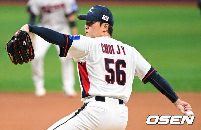[OSEN=고척, 조은정 기자]8일 서울 구로구 고척스카이돔에서 ‘2025 NAVER K-BASEBALL SERIES’ 대한민국 야구 대표팀과 체코 야구 대표팀의 경기가 열렸다.한국은 8일과 9일 2025 K-베이스볼 시리즈 체코 대표팀과의 2경기를 시작으로 15일과 16일 양일에 걸쳐 도쿄돔에서 일본 대표팀과 2경기를 치른다. 5회초 한국 최준용이 역투하고 있다. 2025.11.08 /cej@osen.co.kr