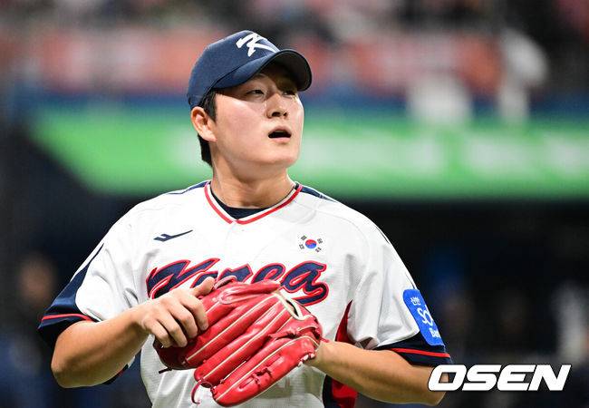 [OSEN=고척, 조은정 기자]8일 서울 구로구 고척스카이돔에서 ‘2025 NAVER K-BASEBALL SERIES’ 대한민국 야구 대표팀과 체코 야구 대표팀의 경기가 열렸다.한국은&nbsp;8일과 9일 2025 K-베이스볼 시리즈 체코 대표팀과의 2경기를 시작으로&nbsp;15일과 16일 양일에 걸쳐 도쿄돔에서 일본 대표팀과 2경기를 치른다.&nbsp;8회초 이닝을 마친 한국 김택연이 더그아웃으로 향하고 있다. 2025.11.08 /cej@osen.co.kr
