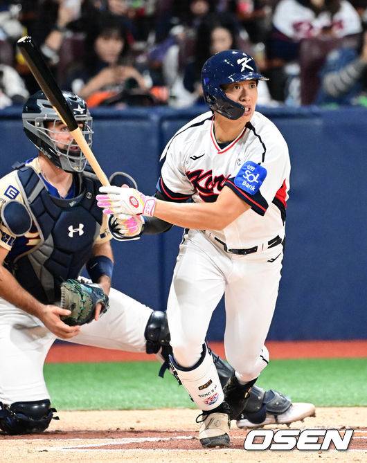 [OSEN=고척, 조은정 기자]8일 서울 구로구 고척스카이돔에서 ‘2025 NAVER K-BASEBALL SERIES’ 대한민국 야구 대표팀과 체코 야구 대표팀의 경기가 열렸다.한국은&nbsp;8일과 9일 2025 K-베이스볼 시리즈 체코 대표팀과의 2경기를 시작으로&nbsp;15일과 16일 양일에 걸쳐 도쿄돔에서 일본 대표팀과 2경기를 치른다.&nbsp;1회말 1사 3루 한국 송성문이 선제 적시타를 날리고 있다. 2025.11.08 /cej@osen.co.kr