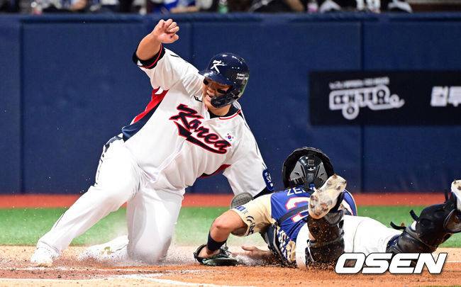 [OSEN=고척, 조은정 기자]8일 서울 구로구 고척스카이돔에서 ‘2025 NAVER K-BASEBALL SERIES’ 대한민국 야구 대표팀과 체코 야구 대표팀의 경기가 열렸다.한국은&nbsp;8일과 9일 2025 K-베이스볼 시리즈 체코 대표팀과의 2경기를 시작으로&nbsp;15일과 16일 양일에 걸쳐 도쿄돔에서 일본 대표팀과 2경기를 치른다.&nbsp;2회말 1사 3루 한국 한동희가 최재훈 희생타에 득점을 올리고 있다. 2025.11.08 /cej@osen.co.kr