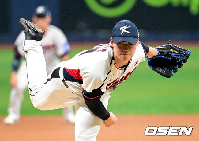 [OSEN=고척, 조은정 기자]8일 서울 구로구 고척스카이돔에서 ‘2025 NAVER K-BASEBALL SERIES’ 대한민국 야구 대표팀과 체코 야구 대표팀의 경기가 열렸다.한국은&nbsp;8일과 9일 2025 K-베이스볼 시리즈 체코 대표팀과의 2경기를 시작으로&nbsp;15일과 16일 양일에 걸쳐 도쿄돔에서 일본 대표팀과 2경기를 치른다.&nbsp;6회초 한국 이호성이 역투하고 있다. 2025.11.08 /cej@osen.co.kr