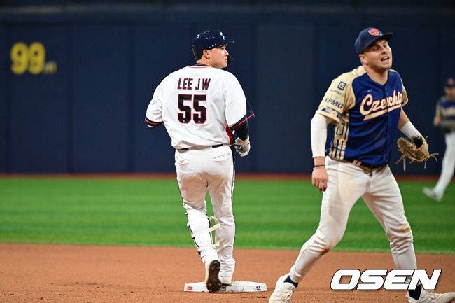 [OSEN=고척, 조은정 기자]8일 서울 구로구 고척스카이돔에서 ‘2025 NAVER K-BASEBALL SERIES’ 대한민국 야구 대표팀과 체코 야구 대표팀의 경기가 열렸다.한국은 8일과 9일 2025 K-베이스볼 시리즈 체코 대표팀과의 2경기를 시작으로 15일과 16일 양일에 걸쳐 도쿄돔에서 일본 대표팀과 2경기를 치른다. 8회말 2사 1,2루에서 한국 이재원이 1타점 2루타를 날린 뒤 런다운에 걸려 태그아웃 당했다. 2루 베이스를 밟은 뒤 공을 확인 중인 이재원. 2025.11.08 /cej@osen.co.kr