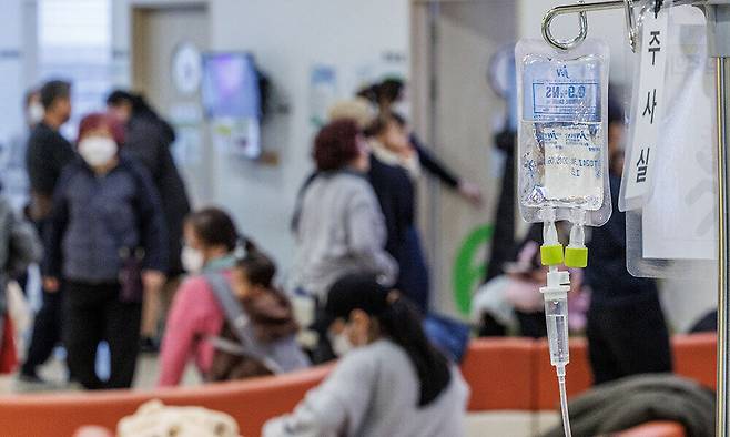 6일 서울 성북구의 한 어린이 전문병원이 진료를 보려는 환자와 보호자들로 붐비고 있다. 연합뉴스