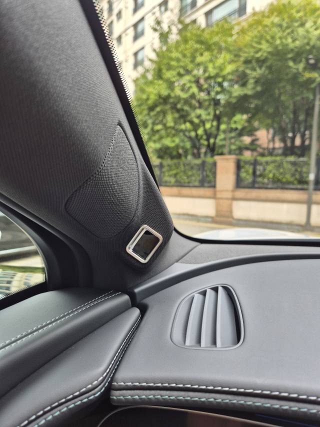 비야디(BYD)의 중형 전기 SUV 씨라이언 7 운전석 A필러에 위치한 센서. 운전자의 얼굴을 인식해 눈을 감거나 하품을 자주하는 등 운전에 집중하지 못한다고 판단되면 시청각적인 경고를 준다. 유민환 기자