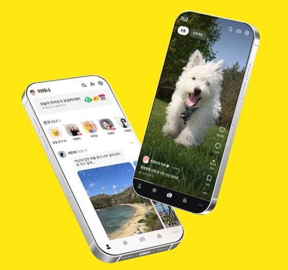 카카오톡 출시 15주년 개편 이후 ‘친구’ 탭이 피드형으로 바뀐 첫 화면과 숏폼 화면. 카카오 홈페이지