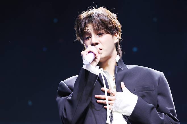 무대에서 열창하고 있는 가수 정동원. 연합뉴스