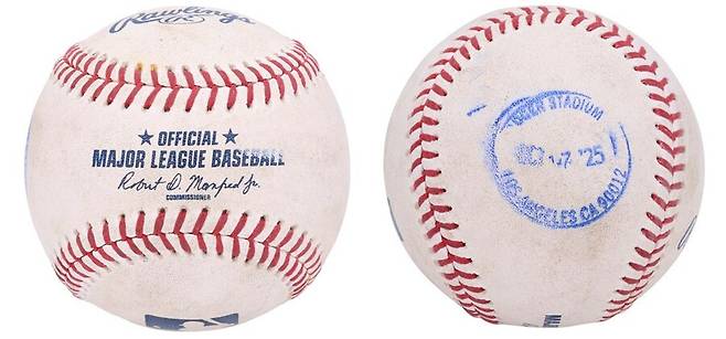 ▲ LA 다저스 팬 카를로 멘도사가 잡은 오타니 쇼헤이의 NLCS 4차전 홈런공 ⓒSCP옥션