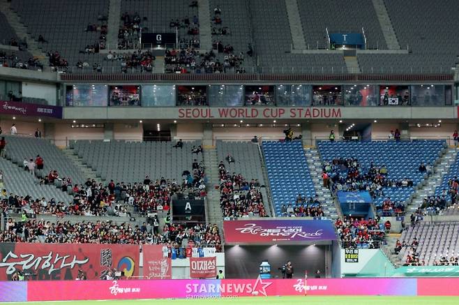 한국 축구 국가대표팀이 지난달 14일 서울월드컵경기장에서 파라과이 대표팀과 친선경기를 벌였다. 관중장 곳곳이 비어 을씨년스러운 풍경을 보이고 있다. /사진=김진경 대기자