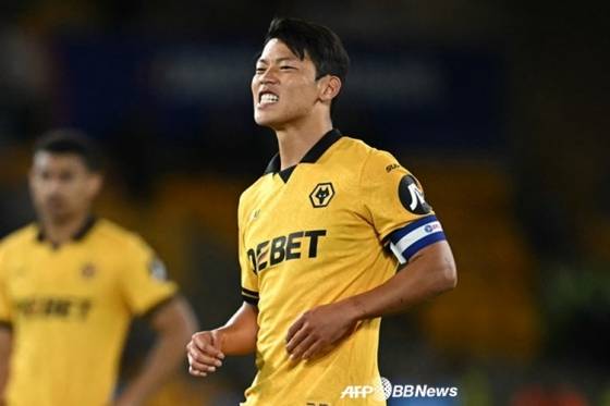 아쉬워하는 황희찬의 모습. /AFPBBNews=뉴스1