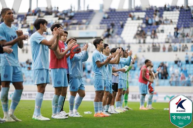 팬들에게 인사하고 있는 대구FC 선수들. /사진=한국프로축구연맹 제공