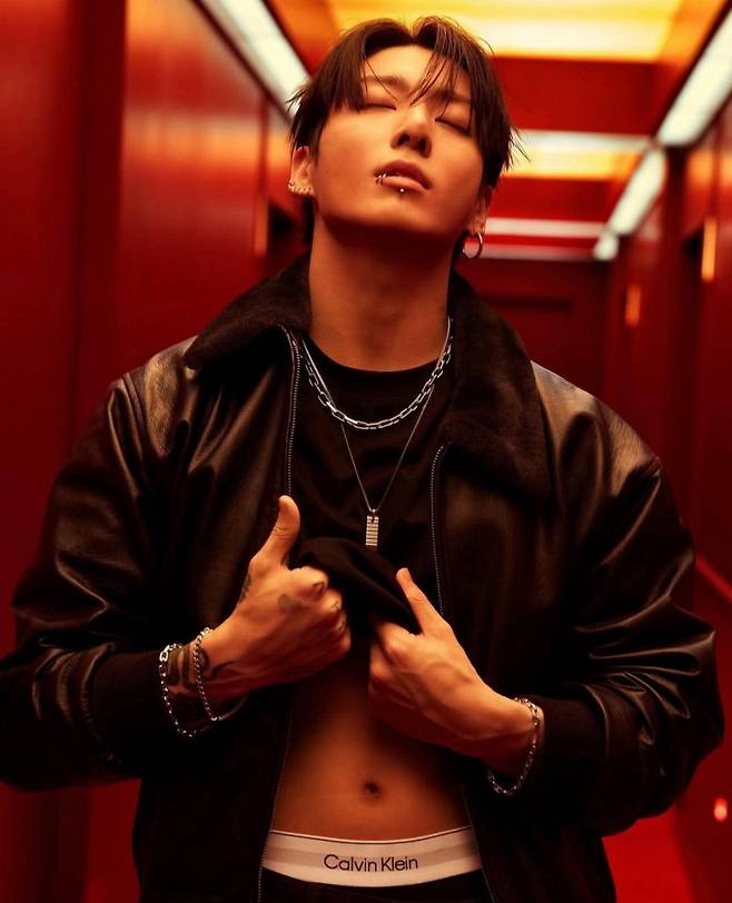 초강력 '정국 효과' ..방탄소년단 정국 캘빈클라인 캠페인 공개 후 美 공식몰 '줄줄이 품절'→PVH 주가↑