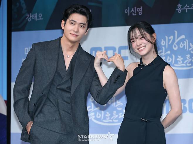 배우 강태오, 김세정이 30일 오전 서울 마포구 상암동 MBC 사옥에서 진행된 금토드라마 '이강에는 달이 흐른다' 제작발표회에 참석해 포즈를 취하고 있다.  웃음을 잃은 세자와 기억을 잃은 부보상의 영혼 체인지 역지사지(易地四肢) 로맨스 판타지 사극 '이강에는 달이 흐른다'는 11월 7일 첫 방송된다. /2025.10.30 /사진=이동훈 photoguy@