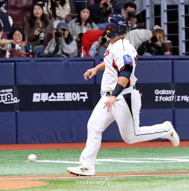 대표팀 6번타자 한동희가 8일 오후 서울 고척스카이돔에서 열리는 '2025 NAVER K-BASEBALL SERIES' 한국과 체코의 평가전 2회말 1사 3루에서 최재훈의 플라이때 홈쇄도해 세이프되고 있다.  /사진=강영조 선임기자