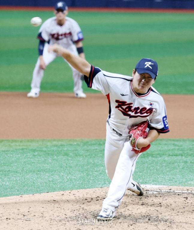 대표팀 우완투수 김택연이 8일 오후 서울 고척스카이돔에서 열리는 '2025 NAVER K-BASEBALL SERIES' 한국과 체코의 평가전에서 8회초 등판해 무실점 피칭을 펼치고 있다. /사진=강영조 선임기자