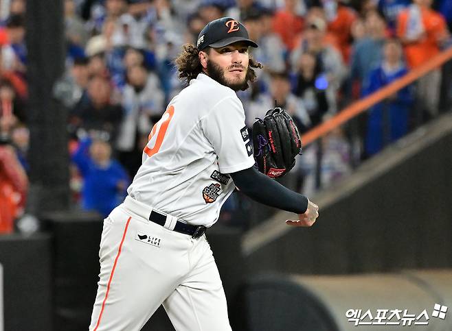 24일 오후 대전 한화생명 볼파크에서 열린 '2025 신한 SOL Bank KBO 포스트시즌' 삼성 라이온즈와 한화 이글스의 플레이오프 5차전 경기, 2회초 2사 1루 한화 폰세가 1루 견제를 하고 있다. 엑스포츠뉴스 DB