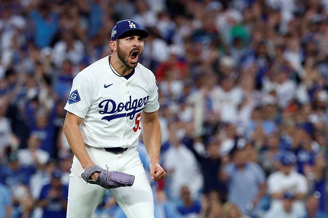 LA 다저스 좌완투수 알렉스 베시아가 8일 자신의 SNS를 통해 딸이 지난달 27일 세상을 떠났다는 소식을 전했다. AFP 연합뉴스