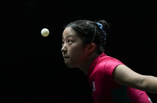 신유빈은 8일 독일 프랑크푸르트에서 열린 WTT 챔피언스 프랑크푸르트 여자단식 8강에서 엘리자베타 사마라(루마니아)를 게임스코어 4-0으로 완파했다. 신유빈은 이번 대회 첫 판 32강에서 대만의 백전노장 황이화를 게임스코어 3-1로 제압했다. 이어 16강에선 홈코트 독일의 니나 미텔햄을 게임스코어 3-0으로 눌렀다. 이어 사마라를 만나서도 자신 있게 밀고나간 끝에 쾌승했다. 신유빈은 2023년 8월 페루 리마 스타컨텐더 대회 이후 2년 3개월 만의 국제대회 여자단식 우승을 정조준한다. 연합뉴스