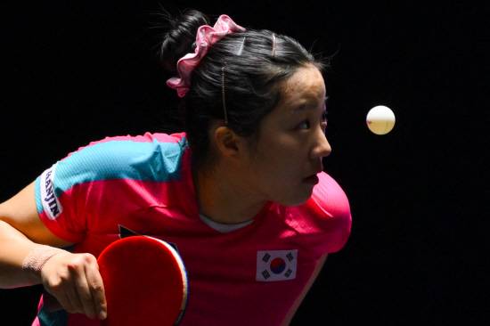 신유빈은 8일 독일 프랑크푸르트에서 열린 WTT 챔피언스 프랑크푸르트 여자단식 8강에서 엘리자베타 사마라(루마니아)를 게임스코어 4-0으로 완파했다. 신유빈은 이번 대회 첫 판 32강에서 대만의 백전노장 황이화를 게임스코어 3-1로 제압했다. 이어 16강에선 홈코트 독일의 니나 미텔햄을 게임스코어 3-0으로 눌렀다. 이어 사마라를 만나서도 자신 있게 밀고나간 끝에 쾌승했다. 신유빈은 2023년 8월 페루 리마 스타컨텐더 대회 이후 2년 3개월 만의 국제대회 여자단식 우승을 정조준한다. 연합뉴스