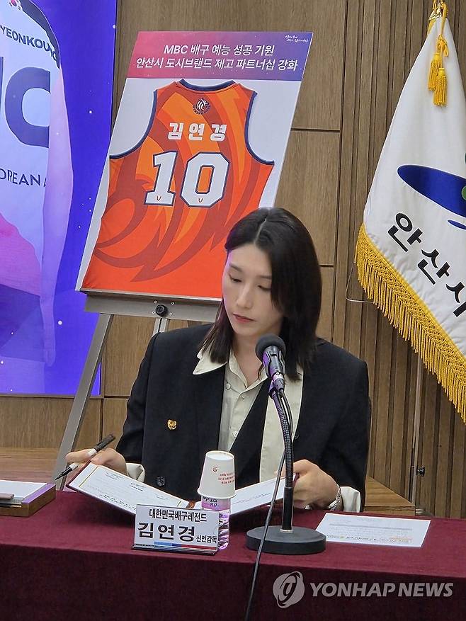 예능프로그램 파트너십 협약서에 사인하는 김연경 (안산=연합뉴스) 은퇴한 '배구 여제' 김연경이 지난 7월 29일 안산시청에서 열린 파트너십 체결 행사에서 협약서에 사인하고 있다. 김연경은 경기 안산에서 촬영 중인 MBC 배구 예능 프로그램에서 감독으로 활약 중이다. 2025.7.29 [연합뉴스 자료사진. 재판매 및 DB 금지]