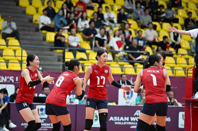 일본전에 나선 U-16 대표팀의 손서연(중앙)과 선수들  [아시아배구연맹 페이스북 캡처. 재판매 및 DB 금지]