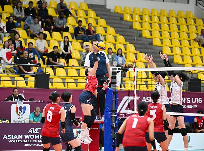 일본과 4강 한일전 펼치는 한국 U-16 여자대표팀 선수들 [아시아배구연맹 페이스북 캡처. 재판매 및 DB 금지]