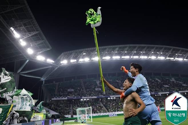 이승우의 웃통 깃발 세리머니 [한국프로축구연맹 제공. 재판매 및 DB 금지]