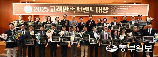 7일 오후 수원시 경기아트센터 컨벤션홀에서 열린 2025 고객만족 브랜드대상 시상식에서 최윤정 중부일보 대표이사와 김광범 중부일보 인천본사 사장 등 내빈들과 수상자들이 기념촬영을 하고 있다. 노민규기자