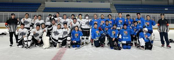 ▲ 청주지역 아이스하키 동호회인 '청주풍무직지' 회원들이 청주실내빙상장에서 구슬땀을 흘린 뒤 기념촬영을 하고 있다. 청주풍무직지 제공