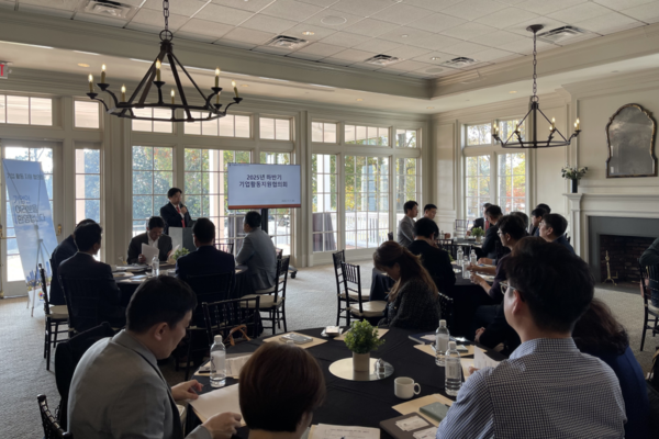 미국 애틀랜타 총영사관 김대환 부총영사가 8일(현지시간) 조지아주 덜루스에서 한국기업과 협의회를 갖고 미국 비자 및 입국심사에 유의할 것을 당부하고 있다. 애틀랜타 총영사관 제공