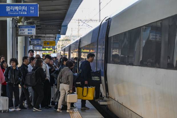 9일 광주시 광산구 광주송정역에서 승객들이 4시 59분 용산행 KTX 열차에 탑승하고 있다.    /김진수 기자 jeans@kwangju.co.kr