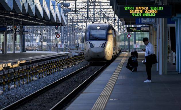 9일 오후 광주송정역에 4시 59분 용산행 KTX가 들어오고 있다.  /김진수 기자 jeans@kwangju.co.kr